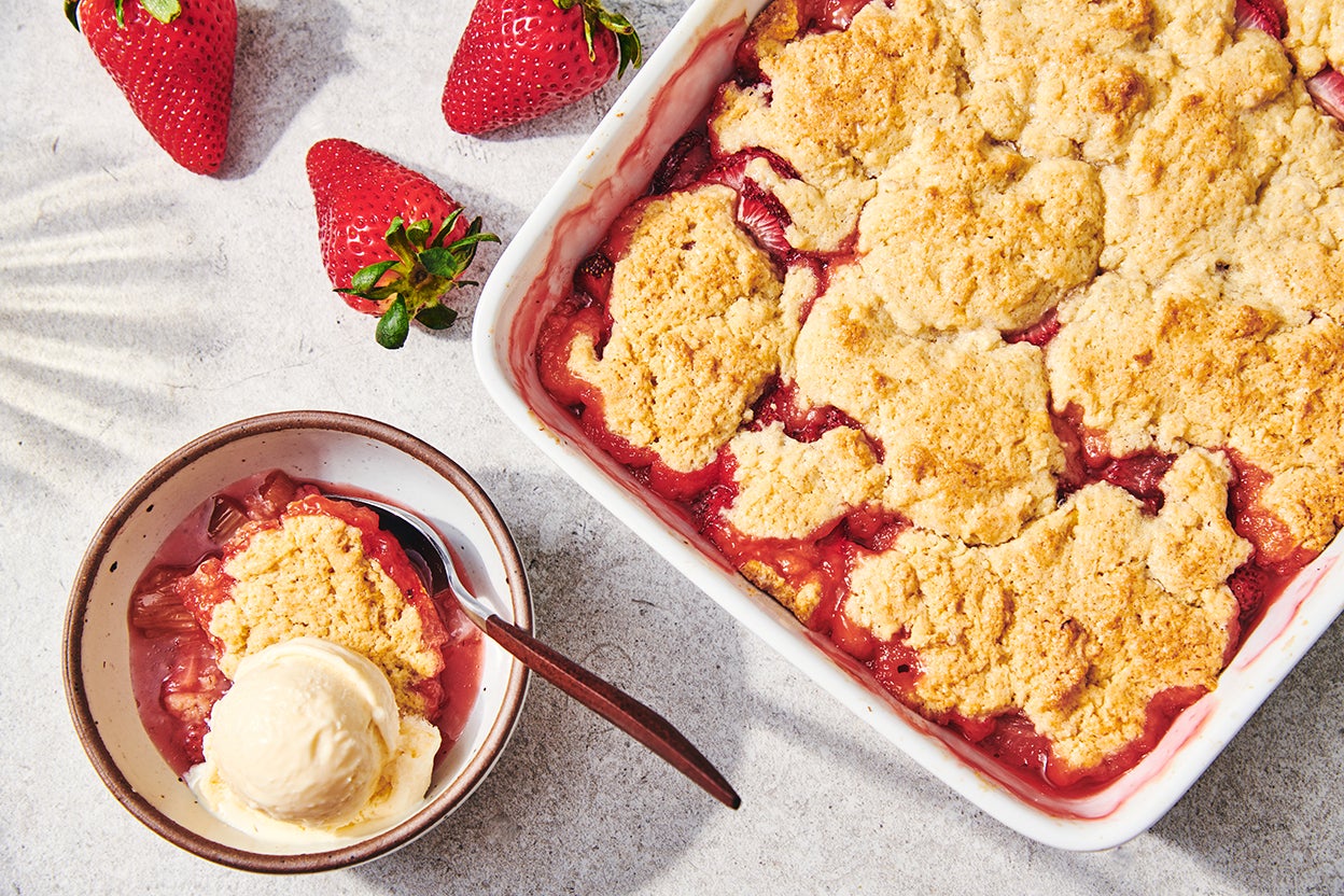 Classic Layered Strawberry Rhubarb Cobbler: Simple & Delicious Dessert